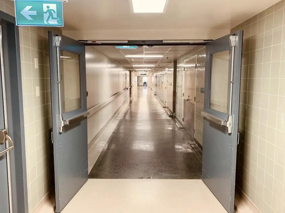 Flur mit Rauchschutztüren in einem Klinikgebäude